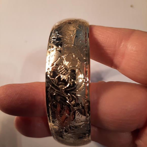 Elegant Gold Floral Bangle Bracelet - Picture 4 of 7